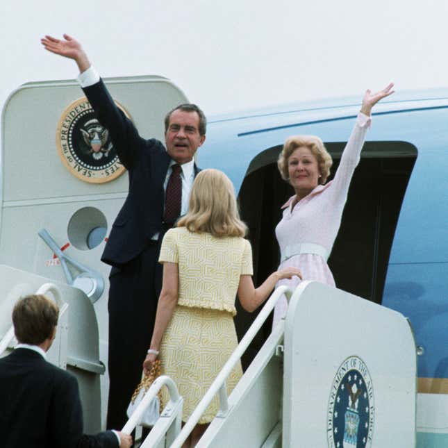 Una foto de Nixon abordando el Air Force One en 1974. 